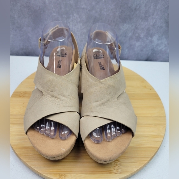 Clarks Soft Cushion Side Buckle Tan Faux Leather Cork Wedge Sandals‎ Sz 9.5 M - Picture 4 of 14